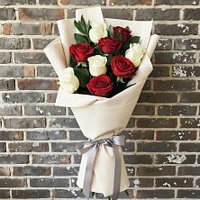 Букет красно-белые розы в Нижней Мактаме Букет цветов из: Розы в Нижней Мактаме