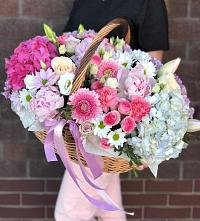 Цветочная композиция из Розы, Хризантемы, Пионы и Лизиантусы в корзине в Нижней Мактаме
