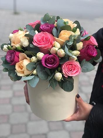 Цветочная композиция из Розы в шляпной коробке в Нижней Мактаме