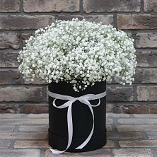Цветочная композиция из Гипсофила в шляпной коробке в Нижней Мактаме